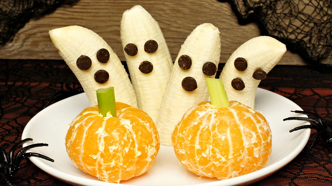 Fantasmas de plátano y dulces de naranja para Halloween