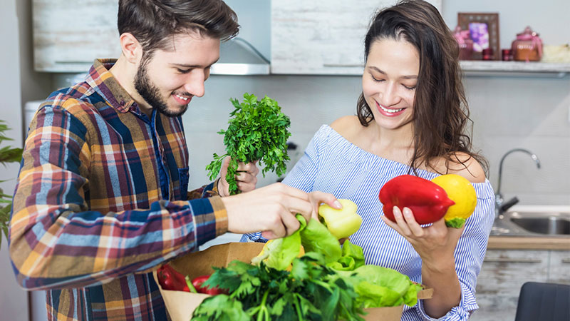 una pareja descargando compras en casa
