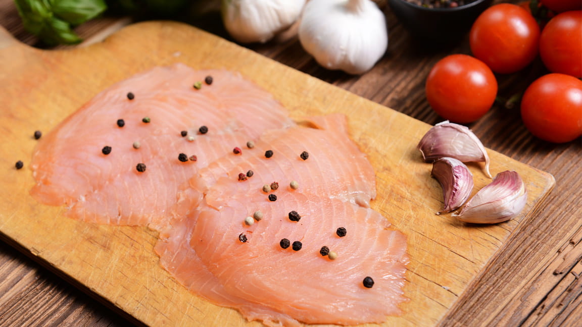 pescado magro crudo sobre una tabla de cortar