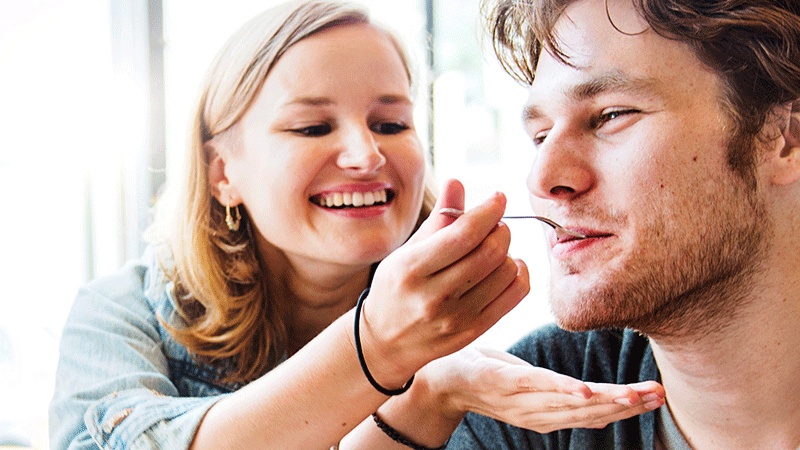 pareja degustando comida