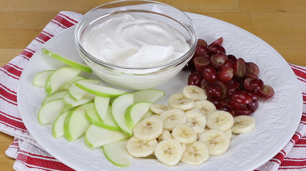 Fruta cortada con salsa de yogur de miel y vainilla