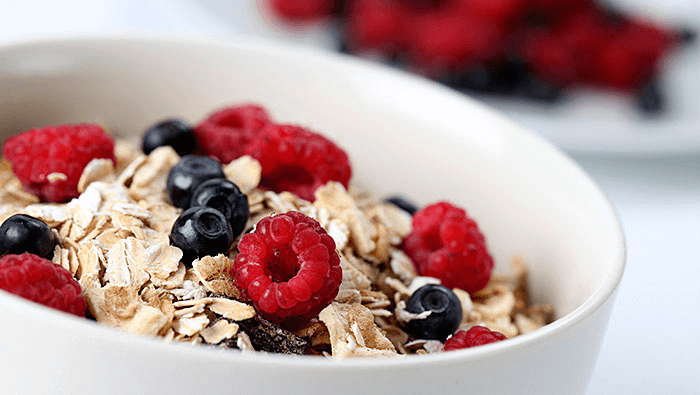 cuenco de harina de avena con arándanos y frambuesas