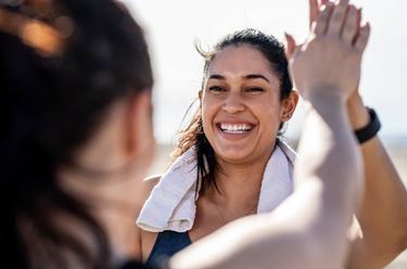 Mujeres chocando cinco después de un entrenamiento