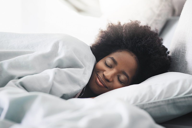 mujer feliz durmiendo