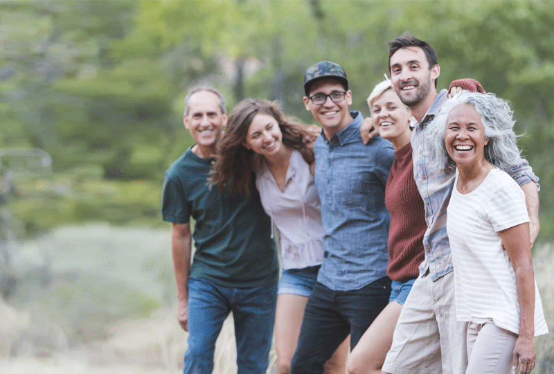 grupo variado de adultos felices al aire libre