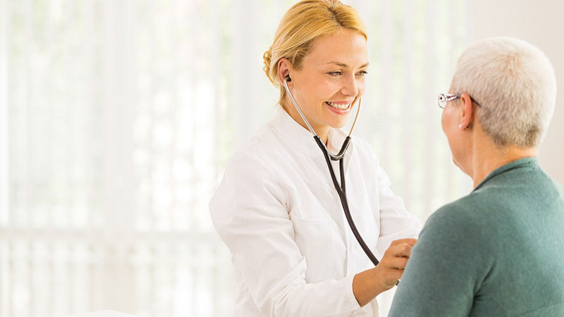 doctora escuchando el latido de un paciente