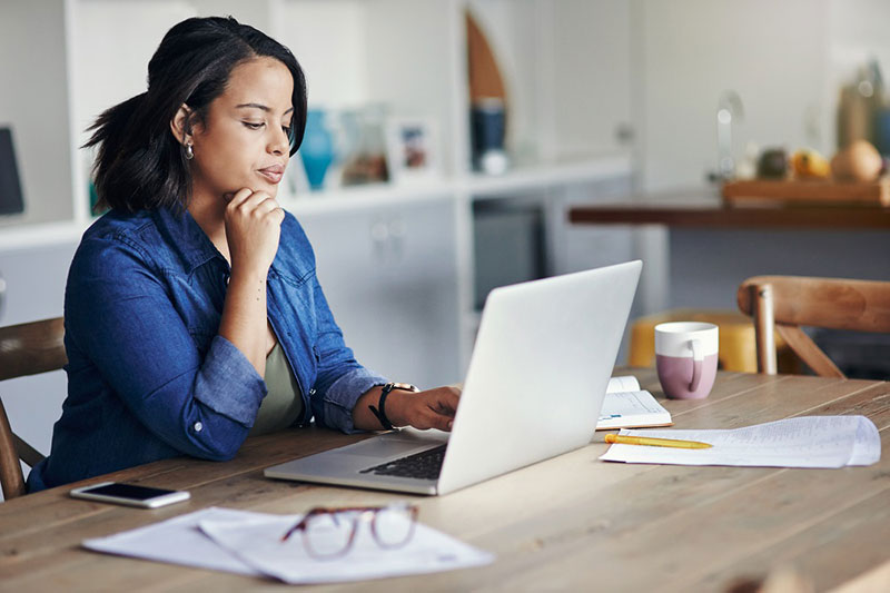 mujer mirando la pantalla de una computadora portátil