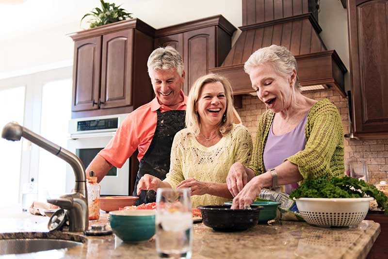 familia cocinando en la cocina