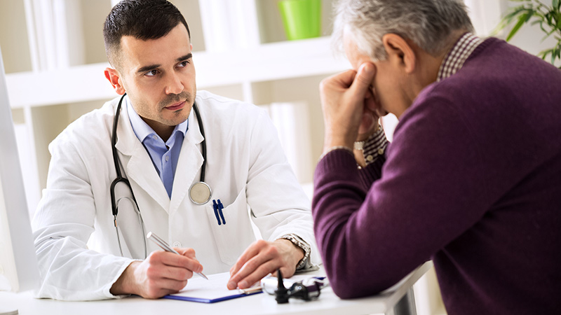 Hombre hablando con un médico