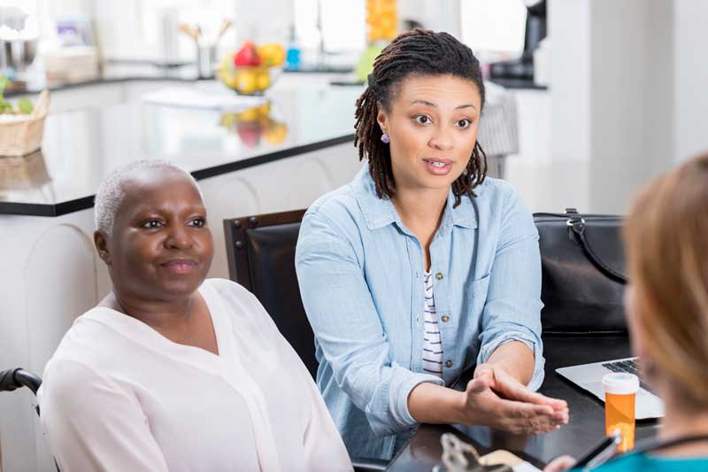 madre e hija hablando con el médico