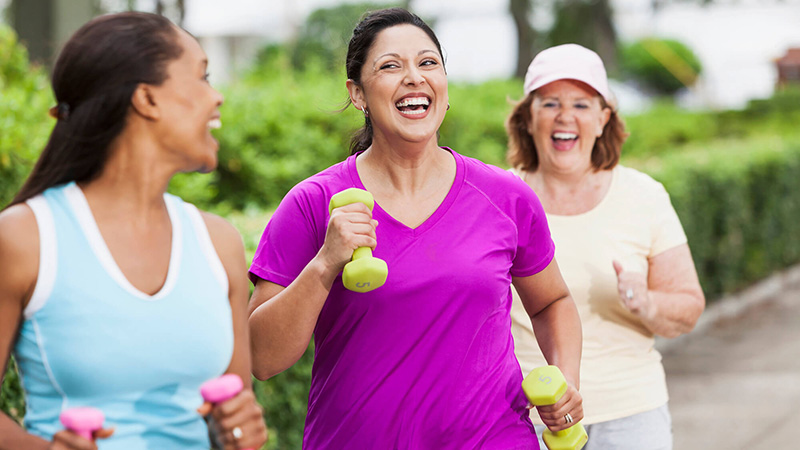 mujeres corriendo por un parque