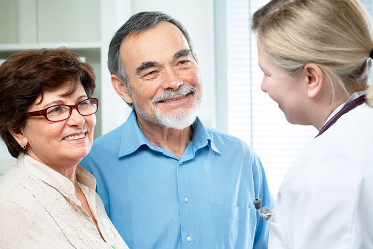 médico hablando con una pareja