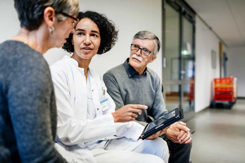 Doctor revisando el historial médico con pacientes