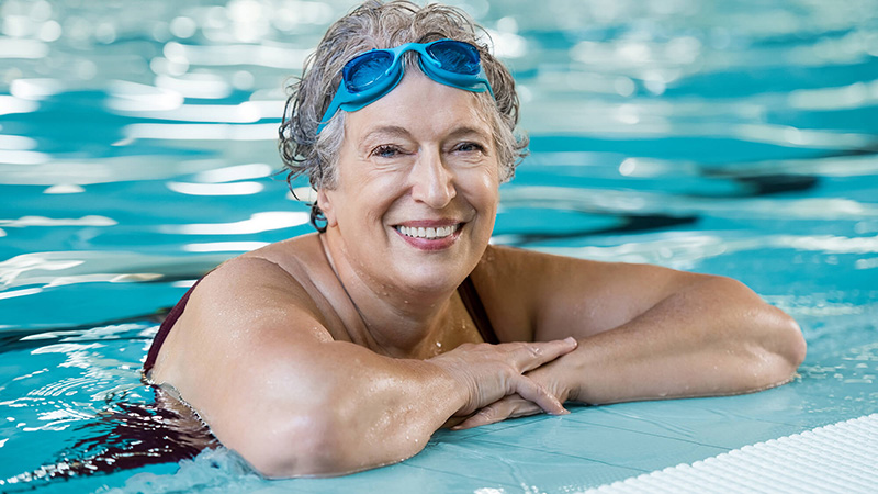 mujer en una piscina