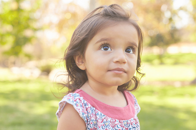 niña en un parque