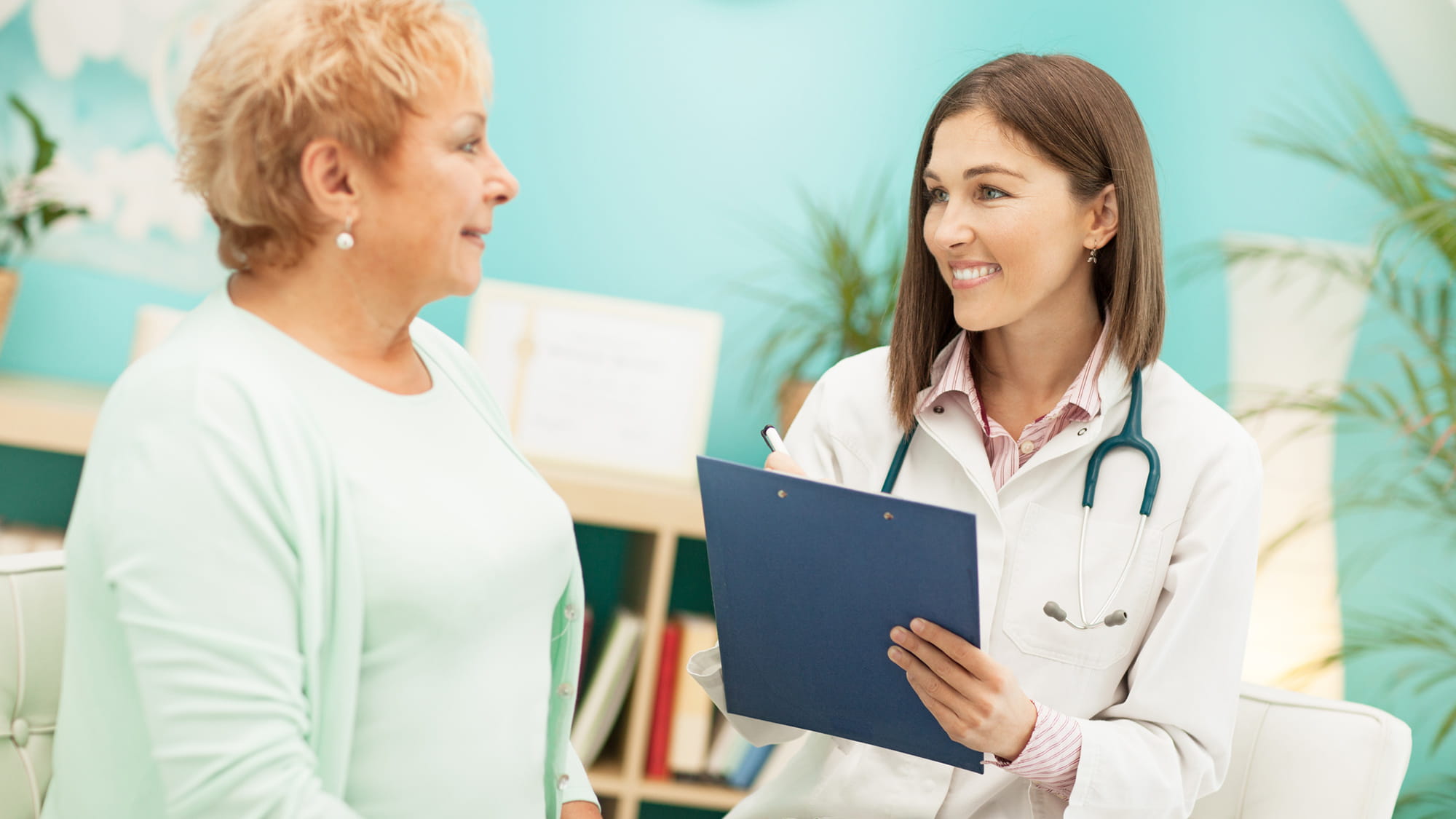 médico hablando con paciente