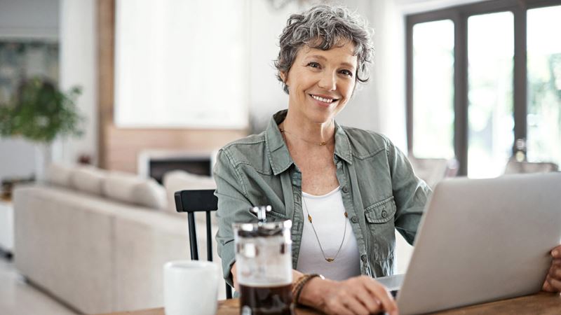 mujer utilizando una computadora portátil