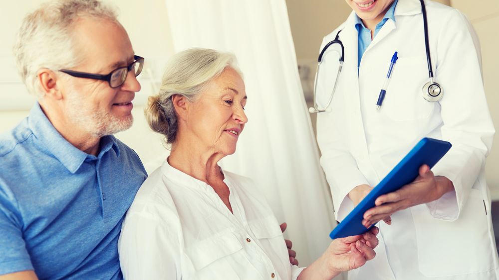 médico hablando con los pacientes