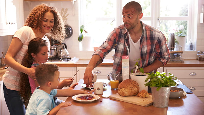 familia desayunando