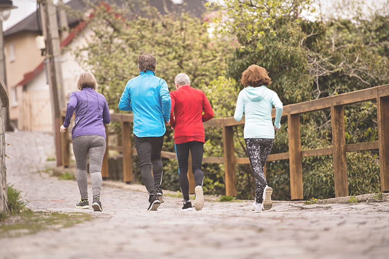 personas mayores corriendo al aire libre