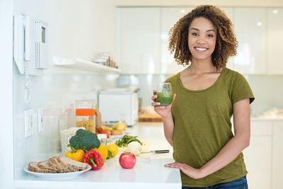 mujer sujetando un batido