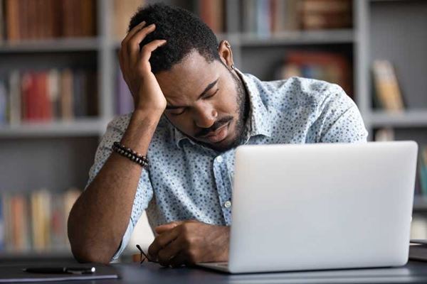 Hombre durmiendo en el escritorio