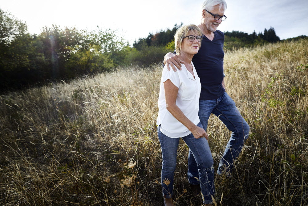 pareja caminando en el campo