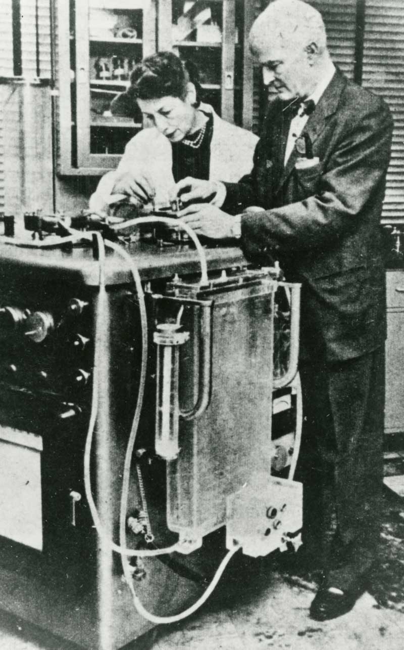 Mary Maly Hopkinson Gibbon (left) and Dr. John H. Gibbon Jr. with a version of the heart-lung machine. (Photo courtesy of the Siegman Archives at Thomas Jefferson University, Philadelphia)