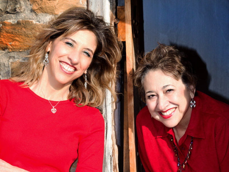 Patricia Atiee, sobreviviente del síndrome de Wolff-Parkinson-White (izquierda) y su hermana, Helen Vallejo. (Foto cortesía de Patricia Atiee)