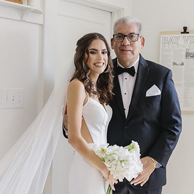 Un retrato de boda del sobreviviente de ataque o derrame cerebral, Manuel Vera, y su hija