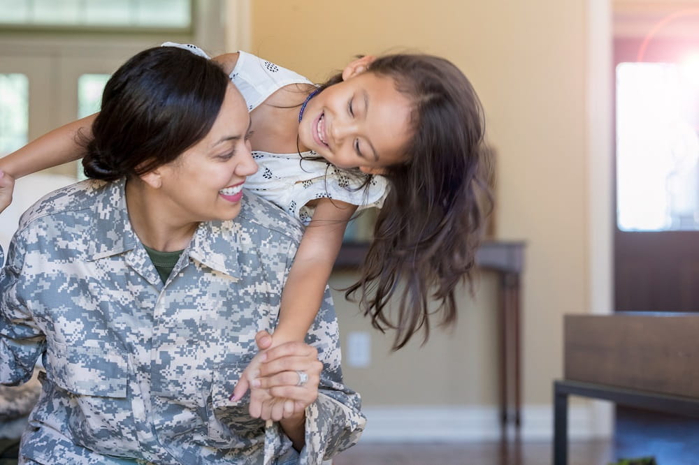 Una joven mujer hispana en el ejercito con la sonrisa de una niña joven