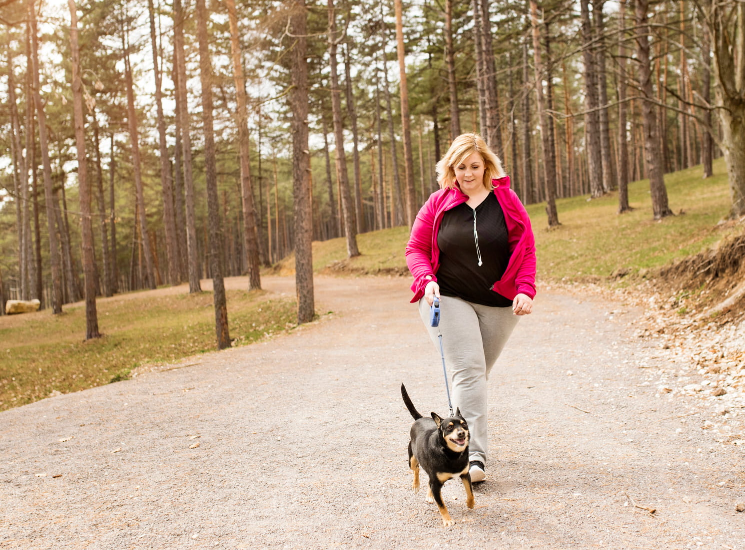 mujer haciendo ejercicio con un perro