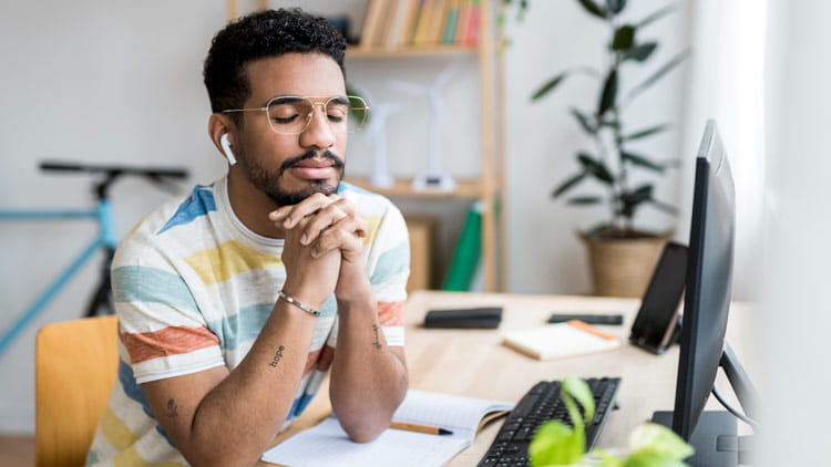 Joven escuchando sonidos tranquilizantes