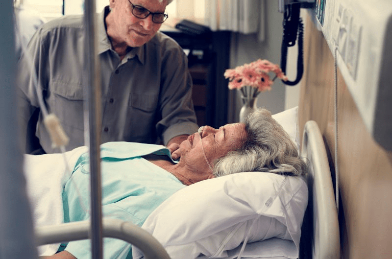 paciente adulto mayor en una sala de hospital